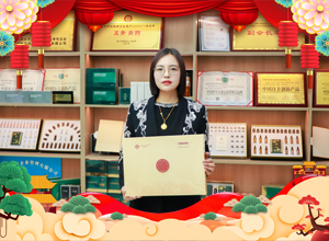 一馬當(dāng)先創(chuàng)大業(yè)，萬(wàn)馬奔騰譜新篇！艾暖昕祝大家馬年吉祥，前程似錦！