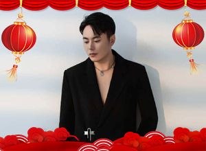 駿馬奔騰送吉祥，新春納福喜洋洋。精艷愿您新歲無(wú)憂，好運(yùn)連連，心想事成！