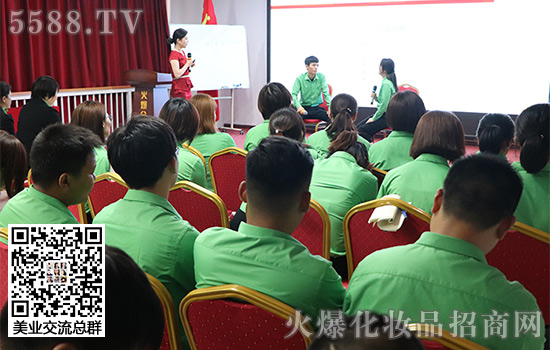 在老師的指導(dǎo)下進(jìn)行溝通交流 在老師的指導(dǎo)下進(jìn)行溝通交流