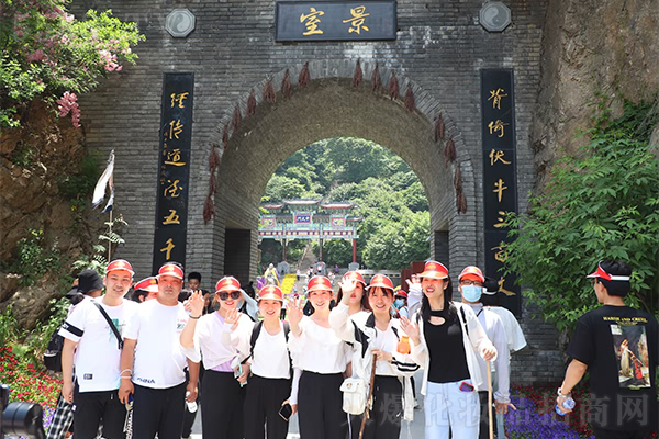 遠(yuǎn)赴人間驚鴻宴·國(guó)學(xué)經(jīng)典記心間 遠(yuǎn)赴人間驚鴻宴·國(guó)學(xué)經(jīng)典記心間