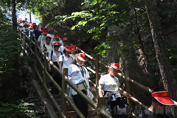 �Ͼ�ɽ���������˵���Ȼɽˮ