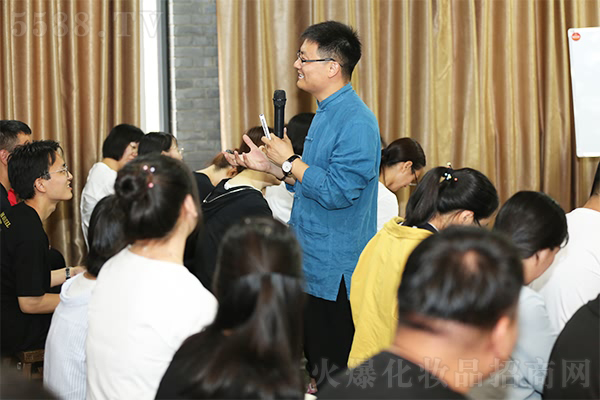 һ���ˣ�һ�l����һ������һ��ǰ�M��